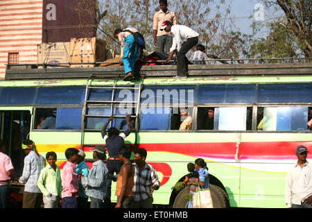 Passagieren indische Männer und Frauen Klettern auf lokalen Busverkehr für inter City Transport-Destination in Jharkhand Indien Stockfoto