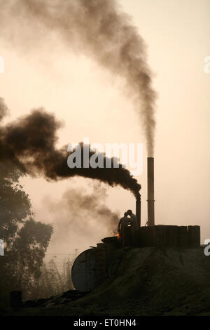 Teerfabrik schwarzer Rauch, Jamshedpur, Jharkhand, Indien, Indianerleben Stockfoto