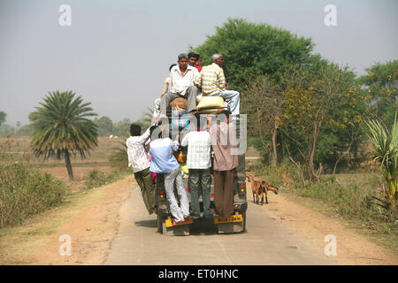 Passagiere sitzen auf Jeep als Nahverkehr in Jharkhand Indien Stockfoto