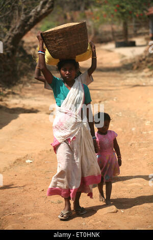 Frau mit Kopflast, Jamshedpur, Jharkhand, Indien, Indianerleben Stockfoto