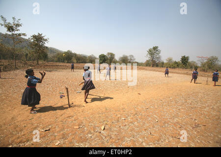 Schulmädchen, Schuluniform, Cricket spielen, Dorfplatz, Jharkhand, Indien, indischer Landsport Stockfoto