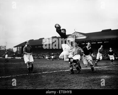 Englische League Division One Match an der Stamford Bridge. Chelsea 3 V Charlton Athletic 1.  Charlton Torwart Sam Bartram Kupplungen sicher den Ball von Jimmy und John Oakes mit Chelsea innen-Forward Jimmy Argue lauern beobachtet.   10. April 1939. Stockfoto