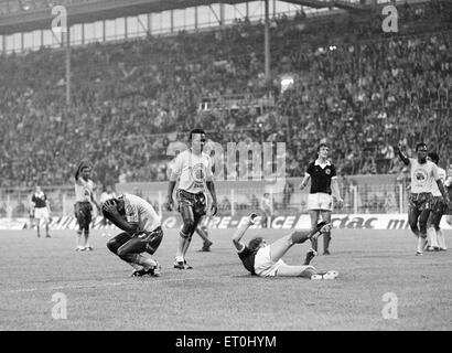 1974 World Cup erste Runde-Gruppe zwei match bei dem Westfalenstadion, Dortmund, Bundesrepublik Deutschland. Zaire 0 V Schottland 2. Denis Law verursacht Probleme für Zaire Verteidiger. 14. Juni 1974. Stockfoto