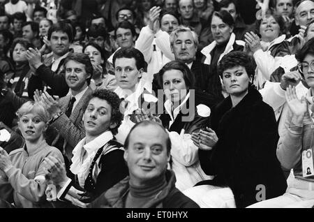 1984 Olympischen Winterspiele, 12. Februar 1984. Eiskunstlauf, vierte Runde Zetra Stadion, Sarajevo, Jugoslawien. Im Publikum, Prinzessin Anne, Uhren Jayne Torvill und Christopher Dean ihre Paso Doble-Routine durchführen. Stockfoto