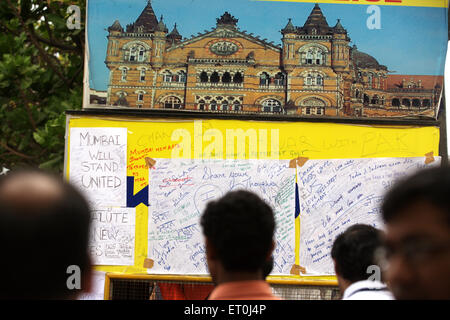 Zuschauer lesen Nachrichten Speicher Opfer getötet beim Terroranschlag Deccan Mudschaheddin 26. November 2008 in Bombay Stockfoto