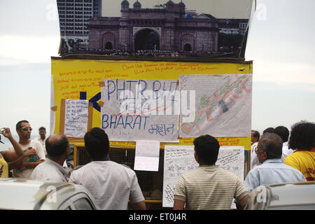 Zuschauer lesen Nachrichten Speicher, dass Opfer Terroranschlag Deccan Mudschaheddin am 26. November 2008 in Bombay getötet Stockfoto