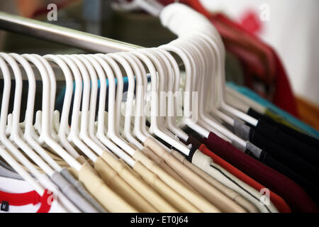 Kleiderbügel im Bekleidungsgeschäft Loot, Andheri, Bombay, Mumbai, Maharashtra, Indien, Asien Stockfoto