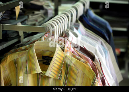 Hemden Display in Loot Bekleidungsgeschäft, Andheri, Bombay, Mumbai, Maharashtra, Indien, Asien Stockfoto