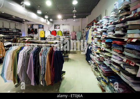 Kleiderständer im Bekleidungsgeschäft Loot, Andheri, Bombay, Mumbai, Maharashtra, Indien, Asien Stockfoto