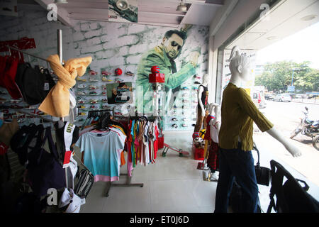 Tshirt Display von Loot Bekleidungsgeschäft, Andheri, Bombay, Mumbai, Maharashtra, Indien, Asien Stockfoto