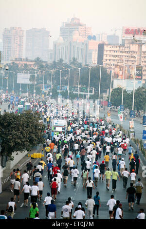 Teilnehmer, die während des Mumbai-Marathons organisiert in Bombay jetzt Mumbai; Maharashtra; Indien Stockfoto