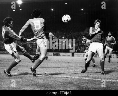 Wales V Island, Ergebnis 2: 1 nach Wales, FIFA World Cup Gruppe 7, Ort Ninian Park, Leckwith, Cardiff, Wales. Mark Hughes der walisische Stürmer schlägt Arni Sveinsson einen hohen Ball während einer Welsh-Attacke. Auf der rechten Seite ist Ragnar Margeirsson. 14. November 1984. Stockfoto