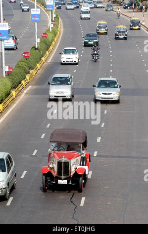 Ein Oldtimer bei der Oldtimer-Rallye im Kala Ghoda in Bombay Mumbai statt; Maharashtra; Indien Stockfoto