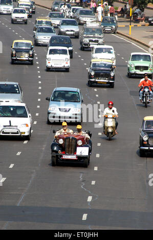 Ein Oldtimer bei der Oldtimer-Rallye im Kala Ghoda in Bombay Mumbai statt; Maharashtra; Indien Stockfoto