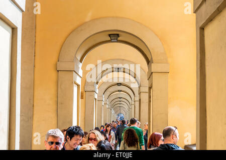 Florenz, Italien - 21. März 2014: Touristen besuchen historische Zentrum in Florenz, Italien. Florenz ist Heimat einiger der berühmtesten Stockfoto