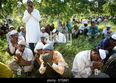 Menschen beten während der Beerdigung Familienmitglieder verstarb in mächtige Bombenexplosion 29. September 2008 Malegaon; Maharashtra Stockfoto