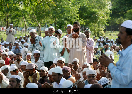 Menschen beten während der Beerdigung ihrer Familienmitglieder, die mächtige Bombenexplosion am 29. September 2008 in Malegaon starb Stockfoto