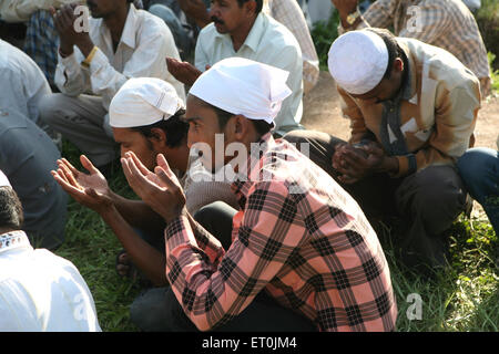 Menschen beten während der Beerdigung ihrer Familienmitglieder, die mächtige Bombenexplosion am 29. September 2008 in Malegaon starb Stockfoto