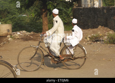 Schwarzes Band Schulter Protest Bombenexplosion ereignete sich am 29. September 2008; Mann Reiten Fahrrad Textile Stadt Malegaon Stockfoto