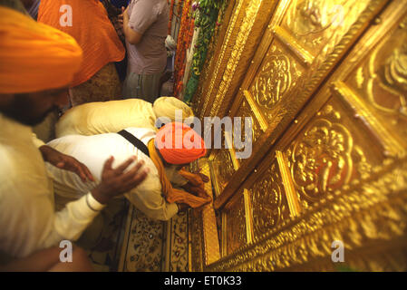 Sikh Hinsicht an goldenen Türen zu bezahlen; Weihe des ewigen Guru Granth Sahib; Sachkhand Saheb Gurudwara in Nanded Stockfoto