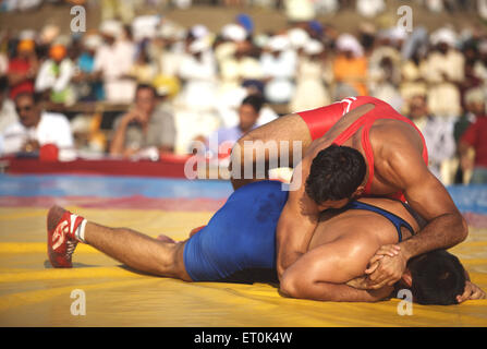 Ringkämpfer Indien Pakistan freundliches Ringkampf; Sikh Guru Granth Sahib Khalsa Sports Ground; Nanded; Maharashtra; Indien; Asien Stockfoto