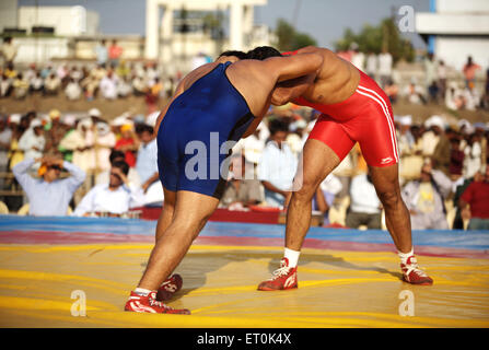 Ringer-Indien-Pakistan-Wrestling-Match; Weihe ständiger Sikh Guru Granth Sahib Khalsa Sportplatz; Nanded Stockfoto