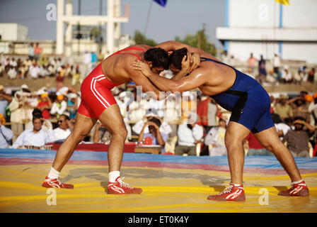Ringer-Indien-Pakistan-Wrestling-Match; Weihe ständiger Sikh Guru Granth Sahib Khalsa Sportplatz; Nanded Stockfoto