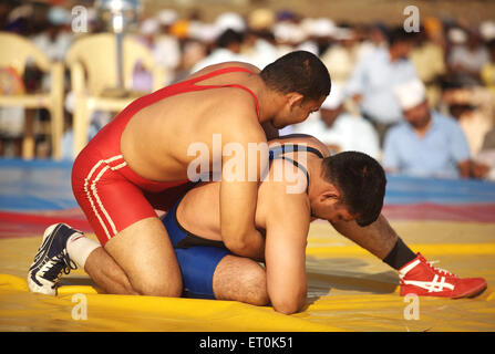 Ringer & Pakistan Indien Ringkampf; Weihe ständiger Sikh Guru Granth Sahib Khalsa Sportplatz; Nanded Stockfoto