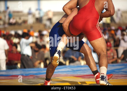 Ringer aus Indien Pakistan Ringkampf; Weihe ständiger Sikh Guru Granth Sahib Khalsa Sportplatz; Nanded Stockfoto