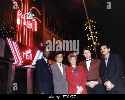 Mitarbeiter in der Mall Nachtclub in Stockton, darunter Jimmy Dean (2. von links). 20. Dezember 1992. Stockfoto