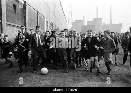 Leicester, die vergessene Stadt im FA-Cup-Finale.  Leicester City Fußballer mit begeistert junge Schüler vor ihrem Auftritt in 1961 FA-Cup-Finale. 27. April 1961. Stockfoto