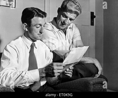 Charlton Athletic Torhüter Sam Bartram mit Teamkollege Eddie Firmani (links).   18. Juli 1955. Stockfoto