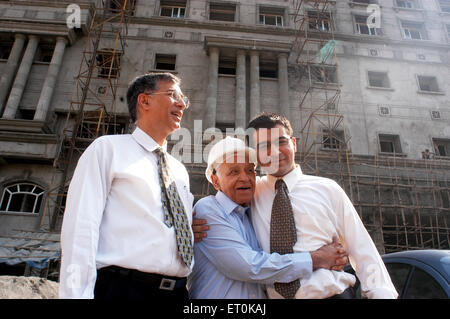 Niranjan Hiranandani mit Vater Dr. L H Hiranandani umarmt Enkel Darshan Hiranandani am Standort des Krankenhauses in Powai Bombay Mumbai Maharashtra Indien Stockfoto