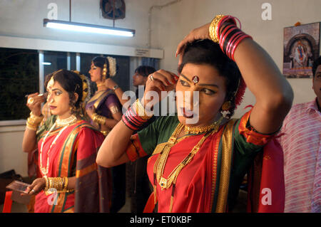 Männliche Schauspieler, traditionelles Marathi-Theater, bin Baicha Tamasha, Indien Stockfoto