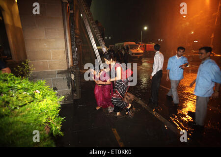 Gäste und Taj Personal während Terroranschlag Deccan Mudschaheddin von Taj Mahal Hotel evakuiert; Bombay-Mumbai Stockfoto