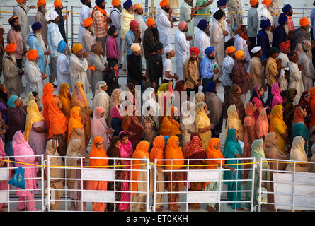 Sikh Anhänger warten Sachkhand Saheb Gurudwara Pay respec Weihe ständiger Sikh Guru Granth Nanded Stockfoto