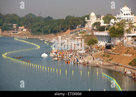 15 km lange Promenade am Ghat des Flusses Godavari in in der Nähe von Sachkhand Saheb Gurudwara in Nanded Baden; Maharashtra; Indien Stockfoto