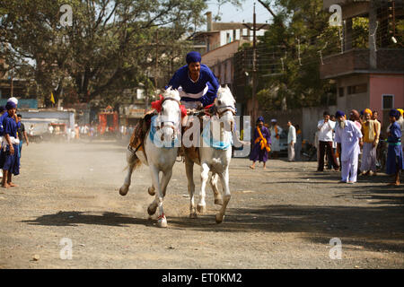 Nihang oder Sikh Krieger Stunts ausführen; Weihe der ewigen Sikh Guru Granth Khalsa Sport eingeschliffen Nanded Stockfoto