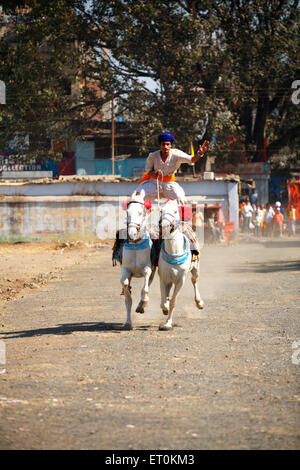 Nihang oder Sikh Krieger Stunts ausführen; Weihe der ewigen Sikh Guru Granth auf Khalsa Sportplatz in Nanded Stockfoto