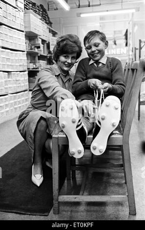 Leicester, die vergessene Stadt im FA-Cup-Finale.  Der Club Maskottchen versucht auf seine WM-Finale Fußballschuhe. 27. April 1961. Stockfoto