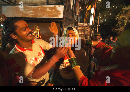 Haldi oder Kurkuma wird auf Gesicht der Eunuch verschmiert; Hochzeit von Eunuchen anlässlich der Bewa Purnima bei Ghatkopar; Mumbai Stockfoto