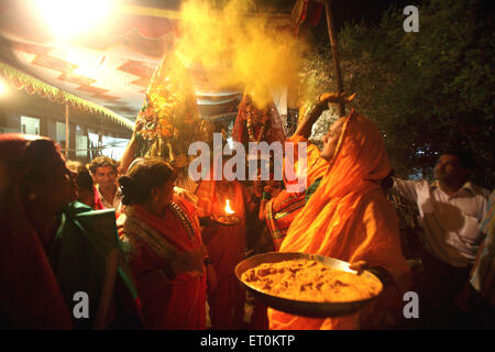Kurkuma Haldi verschmiert Bronzestatuen Rishi Jamat Agni Yellama Prozession; Hochzeit von Eunuchen Bewa Purnima bei Ghatkopar; Mumbai Stockfoto