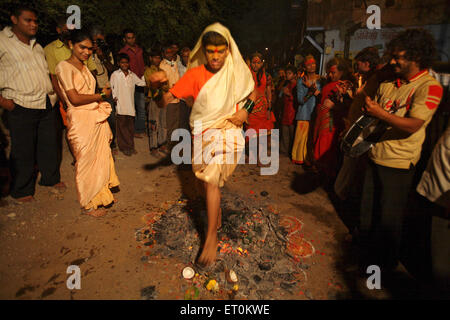 Eunuchen, die zum Idol der Rishi Jamat Agni geheiratet zu Fuß auf Feuer Scheiterhaufen Witwenschaft Bewa Purnima bei Ghatkopar darzustellen; Mumbai Stockfoto