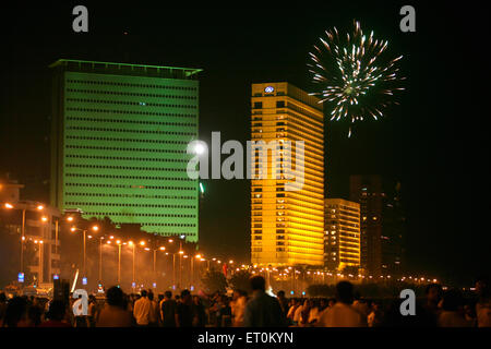 Deepawali Diwali Feiern Marine Lines in Bombay Mumbai Feuerwerkskörper platzt; Maharashtra; Indien Stockfoto