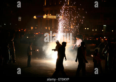 Deepawali Diwali Feiern Marine Lines in Bombay Mumbai Feuerwerkskörper platzt; Maharashtra; Indien Stockfoto