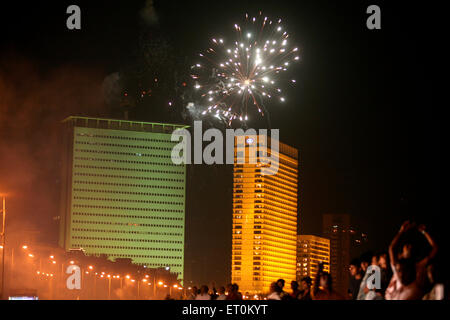 Deepawali Diwali Feiern Marine Lines in Bombay Mumbai Feuerwerkskörper platzt; Maharashtra; Indien Stockfoto