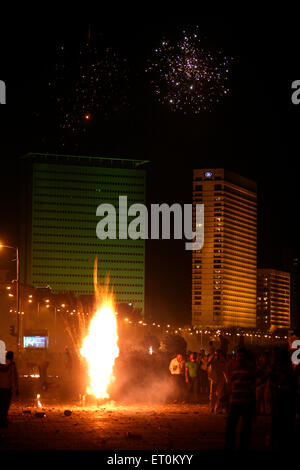 Deepawali Diwali Feiern Marine Lines in Bombay Mumbai Feuerwerkskörper platzt; Maharashtra; Indien Stockfoto