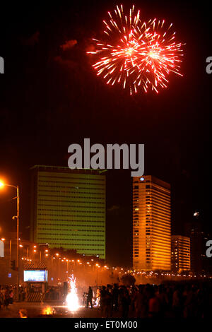 Deepawali Diwali Feiern Marine Lines in Bombay Mumbai Feuerwerkskörper platzt; Maharashtra; Indien Stockfoto