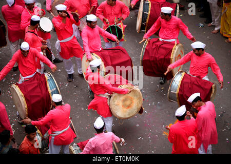 Gruppe von traditionellen Band spielt Musik auf Straßen während eintauchen Feier des Lord Ganesh; Sangli; Maharashtra; Indien Stockfoto