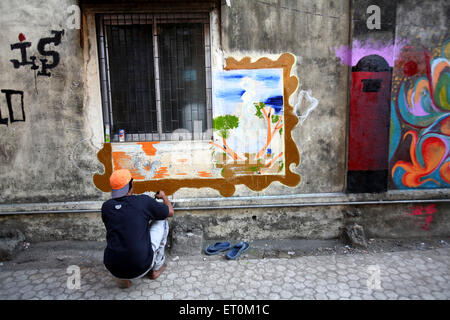 Künstler machen Wand Graffiti in Bandra Village in westlichen Vororten von Bombay Mumbai; Maharashtra; Indien Stockfoto